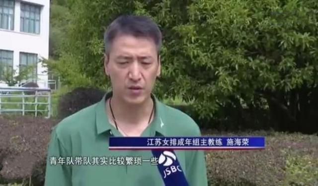 同时，主演梅丽莎·麦卡西、克里斯汀·韦格、凯特·麦克金农、莱斯莉·琼斯也曝光了新剧 克里斯梅西纳加盟《利器》 与艾米亚当斯演对手戏 2017-03-21 据外媒消息，好莱坞影星克里斯·梅西纳确认加盟HBO惊悚剧集《利器》，他将出演一位调查谋杀案的警探，并与女一号艾米·亚当斯共同揭开小镇上不为人知的秘密。