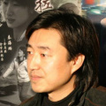 她是非知名演员辣目洋子，她终于当女一了 2022-04-23 杨阳洋穿红马甲现身似小鸟 一路手舞足蹈心情靓 2014-12-26 日前，杨阳洋在北京出席某活动。
