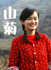 ”照片中，肖战身穿卡其色衬衫内搭黑色T恤，下身搭配清凉的短裤，素颜出镜同一姿势闲适自拍，无比的清爽帅气。